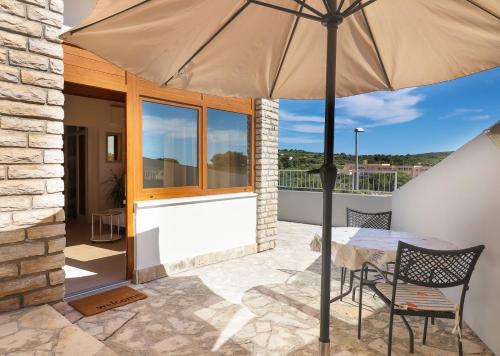 Apartment in Primosten with sea view, balcony, air conditioning, WiFi 5155-1
