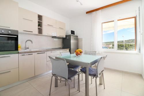 Apartment in Primosten with sea view, balcony, air conditioning, WiFi 5155-1