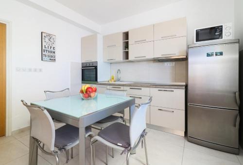 Apartment in Primosten with sea view, balcony, air conditioning, WiFi 5155-1