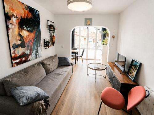 Bright Apartment with Massive Pool