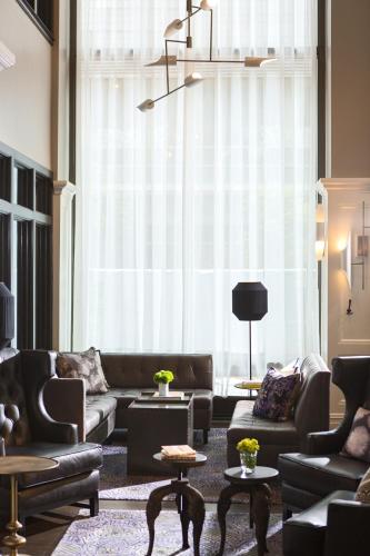 Uma área de estar em Staypineapple, An Iconic Hotel, The Loop