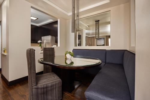 a dining room with a table and chairs at Montecito Inn in Santa Barbara