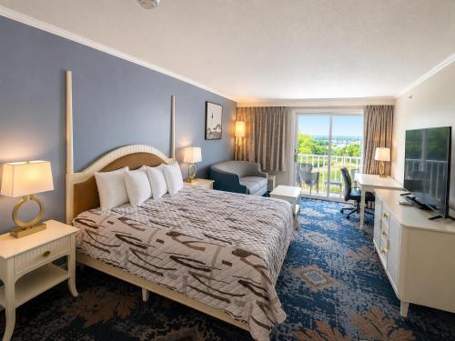 ein Hotelzimmer mit Bett und Fernseher in der Unterkunft Cod Cove Inn, BW Signature Collection-Boothbay Harbor Area in Edgecomb