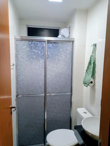 a bathroom with a shower with a toilet and a sink at Apartamento 5 minutos do parque de exposições in Maringá