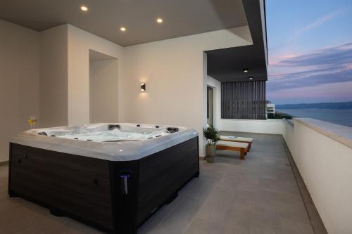 Villa Four Brothers - Penthouse Suite with Jacuzzi