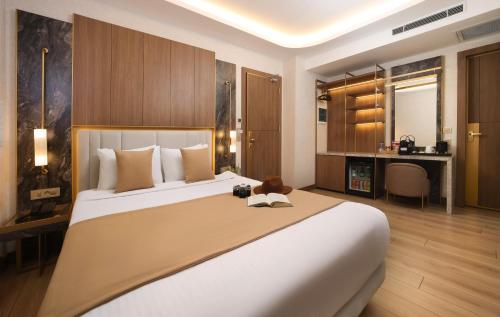 Un pat sau paturi într-o cameră la Erba Hotel