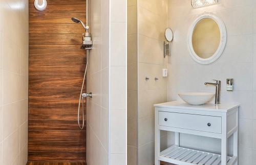 ein Badezimmer mit Waschbecken und Spiegel in der Unterkunft Villa Evalotta in Fjällbacka