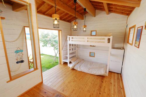 a bedroom in a tiny house with a bunk bed at ヌックベル in Kumamoto