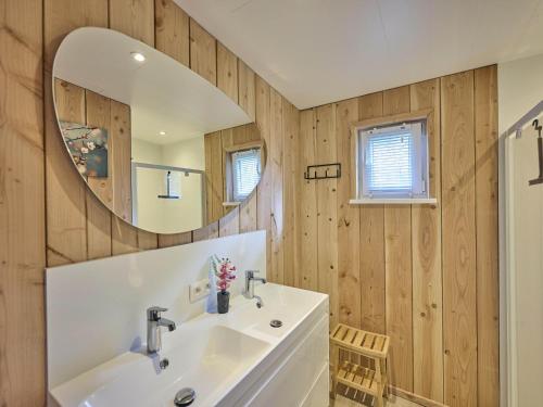 ein Badezimmer mit Waschbecken und Spiegel in der Unterkunft Veldzicht in Bocholt