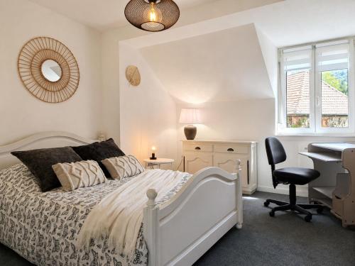 a white bedroom with a bed and a desk at Duplex 2 à 4p. tout confort in Dolleren