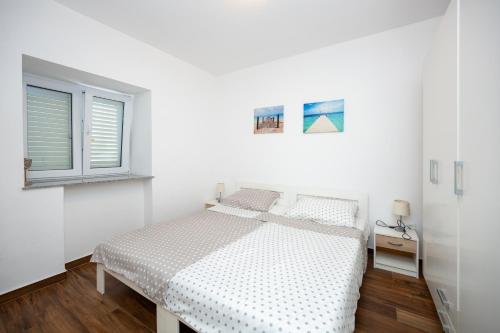 Apartments with parking space Novalja, Pag - 25685