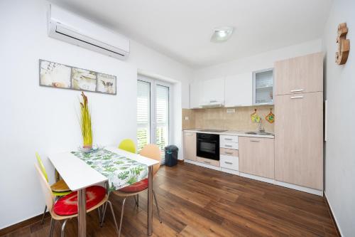 Apartments with parking space Novalja, Pag - 25685