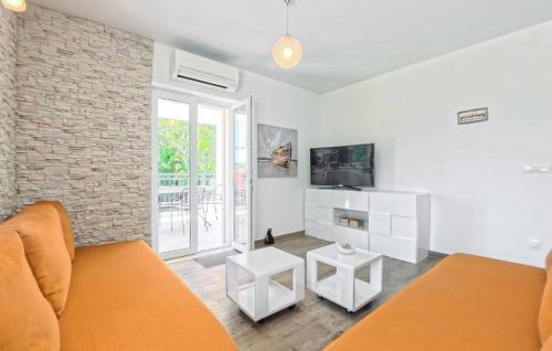 Awesome Home In Mlini