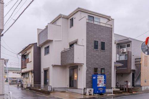 福岡空港近くの3階建て一棟貸し最大12名