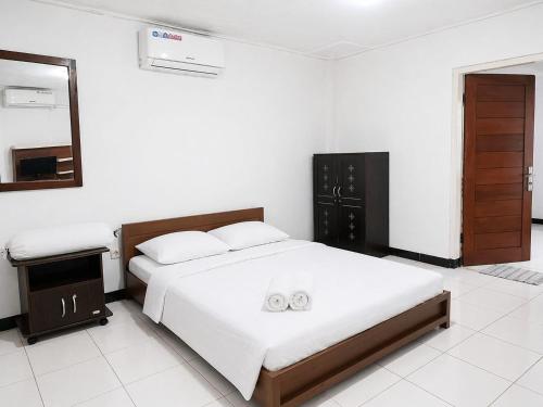a bedroom with a bed with two wedding rings on it at Nata Hotel Tasikmalaya in Gunungcupu