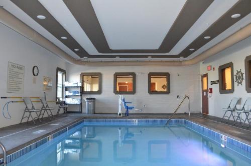Sierra Inn Minot 내부 또는 인근 수영장