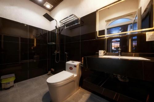 a bathroom with a toilet and a sink at Chanchill Glamping&cafe in Xuân Thọ