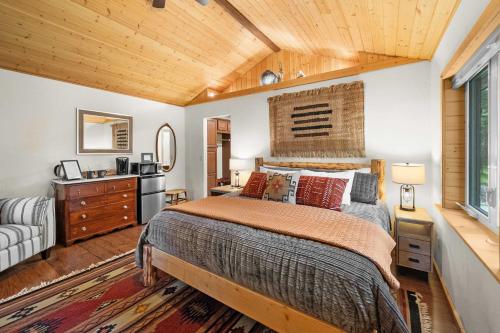 a bedroom with a bed and a wooden ceiling at Moose Hollow Studio Cabin in Eureka
