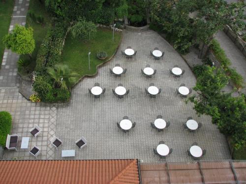 an overhead view of a group of tables with white umbrellas at Hotel Parco in Castellammare di Stabia