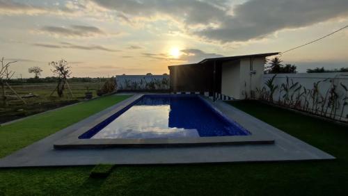 a swimming pool in the middle of a yard at Taman Villa Kelating in Krambitan