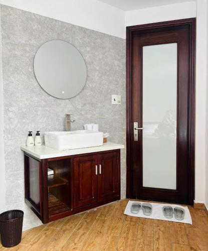 a bathroom with a sink and a mirror at MoChy Homestay in Thôn Trường Giang