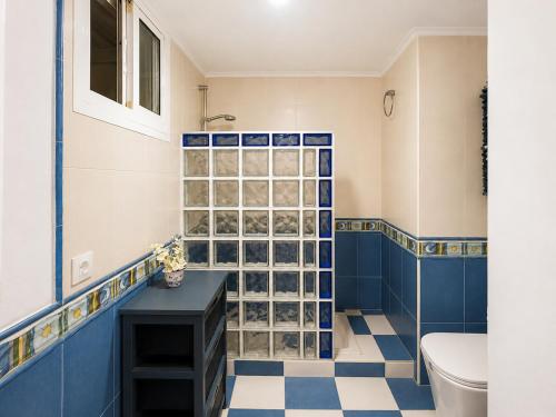 a blue bathroom with a toilet and a sink at Holibai Nova Anduriña, Casa rustica con jardín, Gondomar in Gondomar