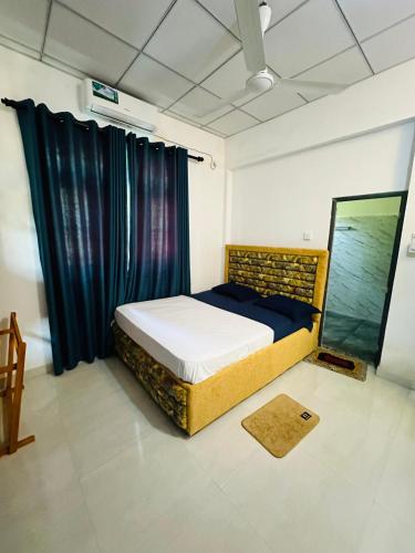 a bedroom with a bed in a room at G Lake Guest House in Mahiyangana
