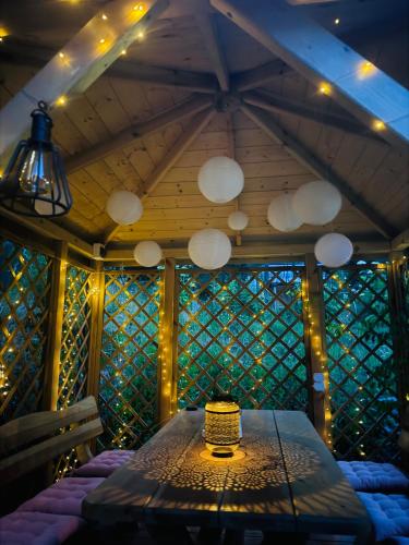 a room with a table and a window with lights at Pogodne Wzgórze in Wapnica