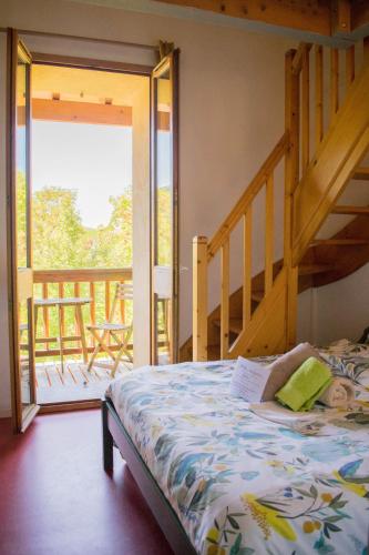 a bedroom with a bunk bed and a staircase at Gîte de Llo - Vue Pyrénées, chambres & PDJ inclus in Llo