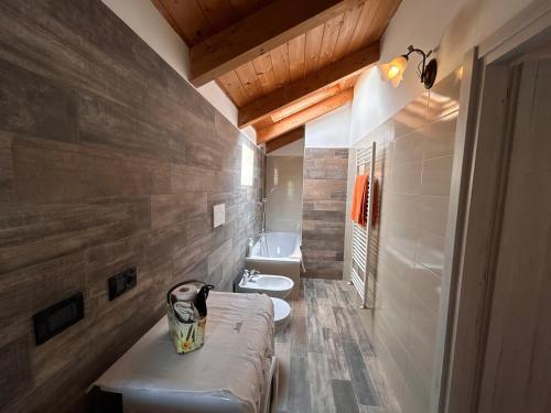 a bathroom with two toilets and a sink at Casa Spaziosa Vista Castello - 3minuti dal Centro di Barolo in Barolo