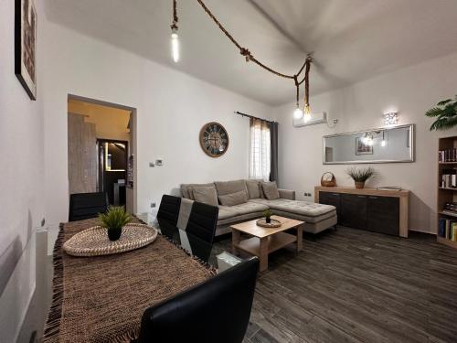 Iliana Peristeri 6 min walk to Metro station
