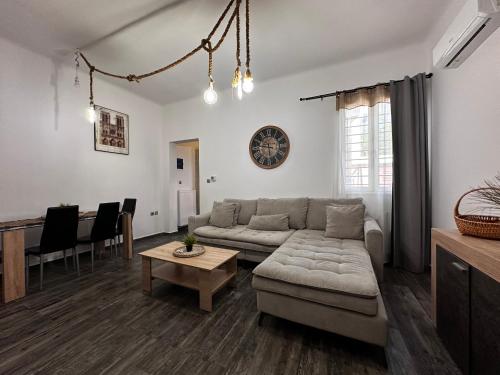 Iliana Peristeri 6 min walk to Metro station