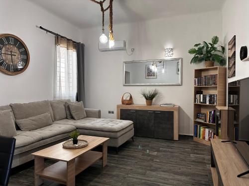Iliana Peristeri 6 min walk to Metro station