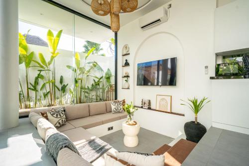 a living room with a couch and plants at Villa Scorpia 1 Bingin in Bingin Beach