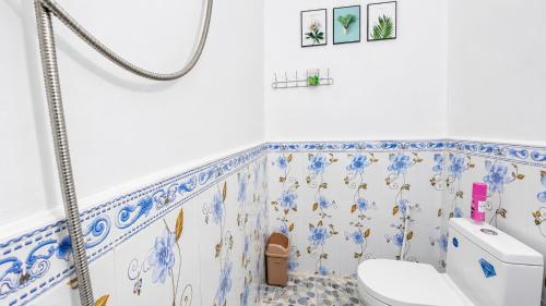 a bathroom with a toilet and a mirror at Antalya Hostel Bar & Restaurant in Kaôh Rŭng (3)