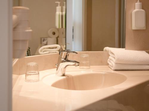 a bathroom with a sink and a mirror at BE BIO Hotel be natural - direkt am Wasser in Tönning