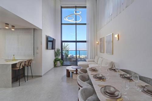 a dining room with a table and chairs and a kitchen at לויקיישן in Tiberias