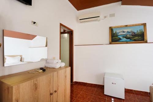 a room with a bed and a counter with towels at Guest House Eno in Berat