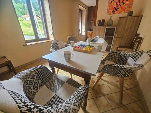a living room with a table and chairs at le flocon chaud in La Bresse