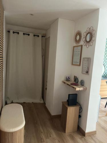 a living room with a chair and a table at Appartement Cosy in Manosque