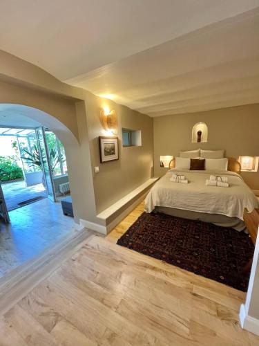 a bedroom with a large bed with a rug at Les Grands Jardins Lodge in Giverny