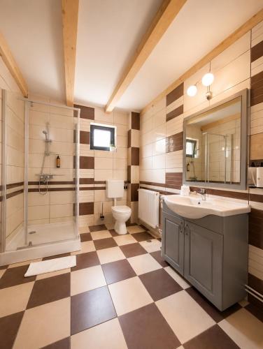 ein Badezimmer mit Dusche, Toilette und Waschbecken in der Unterkunft Garden Retreat in Bran