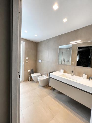 a bathroom with two sinks and two toilets at MP Luxury House in Budoni