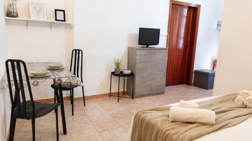a living room with a table and a dining room at Casa Olmedina in Olmedo