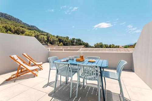 a patio with a table and chairs on a balcony at Résidence Pierre et Vacances Cap Cassis Calanques in Roquefort-la-Bédoule