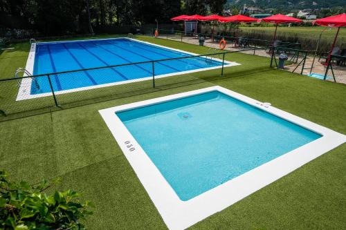 an overhead view of a large swimming pool at HolaCamp Aínsa in Aínsa