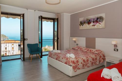 a hotel room with a bed and a balcony at Meublé Leonetti in Palinuro