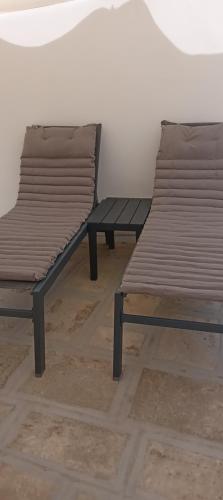 two benches sitting next to each other in a room at Romantica in Brindisi