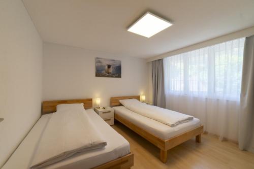 two beds in a room with a window at Bruno in Unterwasser