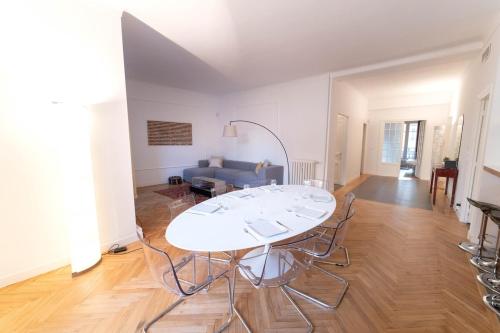 Superbe appartement avec jardin piscine, garage